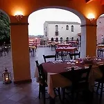 La Corte Rosada Вилласимиус